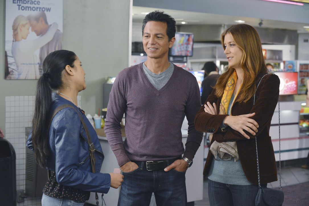 Angela (Emily Rios, l.) hat eine besondere Überraschung für ihren Vater Jake (Benjamin Bratt, M.) und Addison (Kate Walsh, r.) ... - Bildquelle: ABC Studios