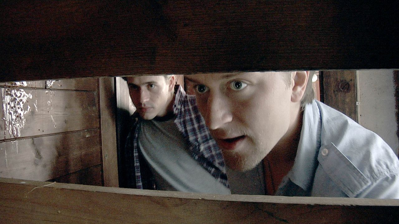 Unglücklicherweise brechen Jürgen (Bernhard Bulling, l.) und Mike (Adrian Topol) eine vernagelte Tür auf und zerren ein kaputtes Fernsehgerät au...