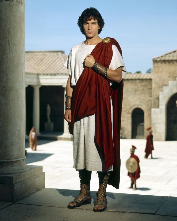 Wird in den "Höhlen des Todes" inkognito gefangen gehalten: Caesars Erbe Octavius (Santiago Cabrera) ... - Bildquelle: Hallmark Entertainment