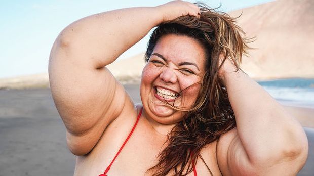 Junge, asiatische Mädchen haben perfekten Körper Junge, asiatische Mädchen haben perfekten Körper