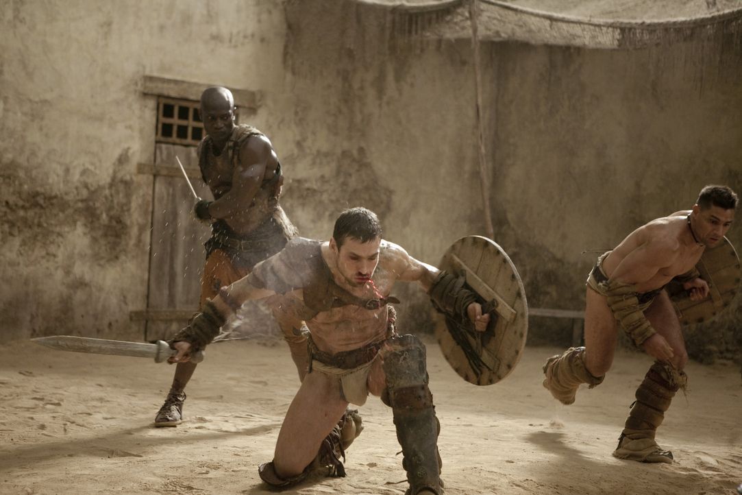 Drago (Peter Mensah, M.) versucht verzweifelt, Spartacus (Andy Whitfield, r.) und Crixus (Manu Bennett, l.) einzuhämmern, dass sie der sichere Tod... - Bildquelle: 2010 Starz Entertainment, LLC