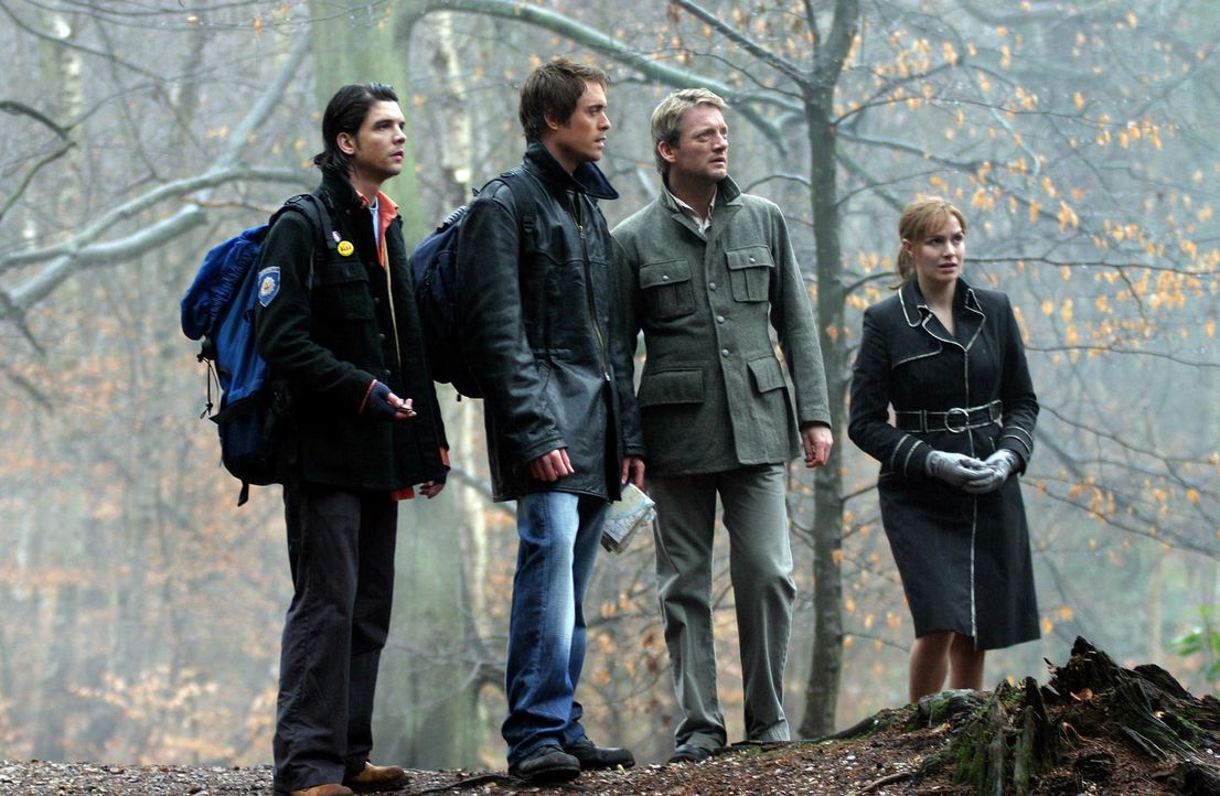 Machen eine unglaubliche Entdeckung: Connor (Andrew Lee Potts, l.), Stephen (James Murray, 2.v.l.), Cutter (Douglas Henshall, 2.v.r.) und Claudia (L... - Bildquelle: ITV Plc