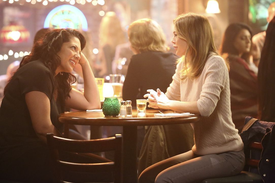 Statt im Selbstmitleid zu versinken, nutzen Callie (Sara Ramirez, l.) und Meredith (Ellen Pompeo, r.) ihre freie Zeit, es mal richtig krachen zu las... - Bildquelle: ABC Studios