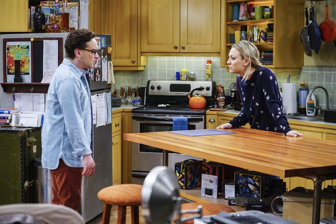 Penny (Kaley Cuoco, r.) wirft ihrem Mann Leonard (Johnny Galecki, l.) vor, dass ihre Beziehung seit der Hochzeit eingeschlafen ist. Werden die beide... - Bildquelle: 2016 Warner Brothers