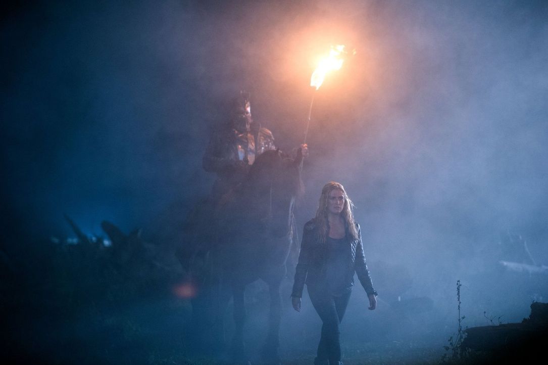 Clarke (Eliza Taylor, r.) kehrt ins Lager zurück, doch die Nachricht, die sie mitbringt ist alles andere als hoffnungsbringend ... - Bildquelle: 2014 Warner Brothers