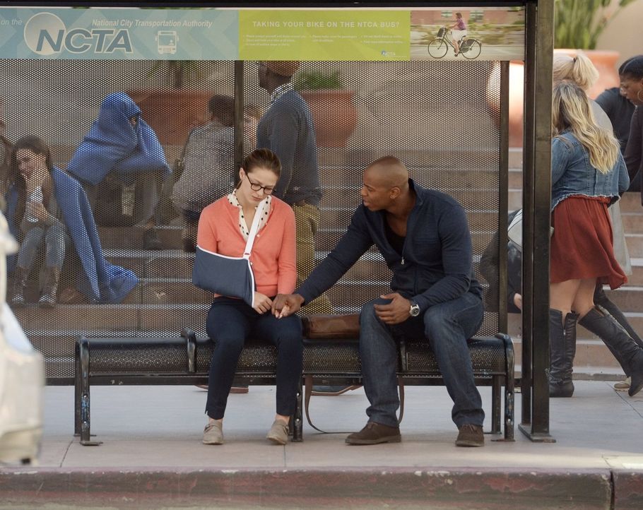 Nachdem Kara (Melissa Benoist, l.) ihre Superkräfte zumindest zeitweise verloren hat, versucht James (Mehcad Brooks, r.) ihr klarzumachen, dass es n... - Bildquelle: 2015 Warner Bros. Entertainment, Inc.