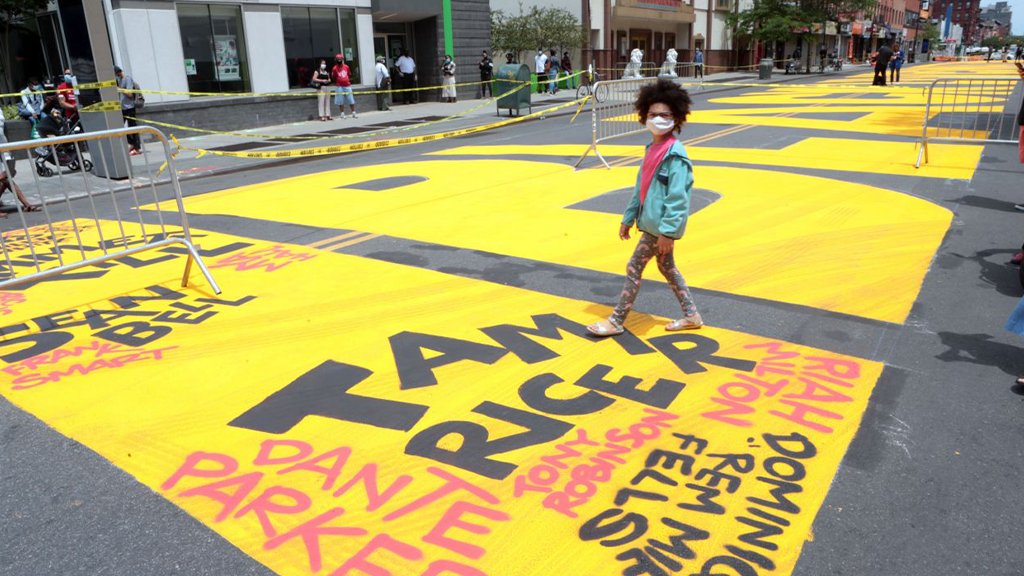 In der Fulton Street im New Yorker Stadtteil Brooklyn steht in großen gelben Buchstaben "Black Lives Matter". - Bildquelle: picture alliance/Capital Pictures