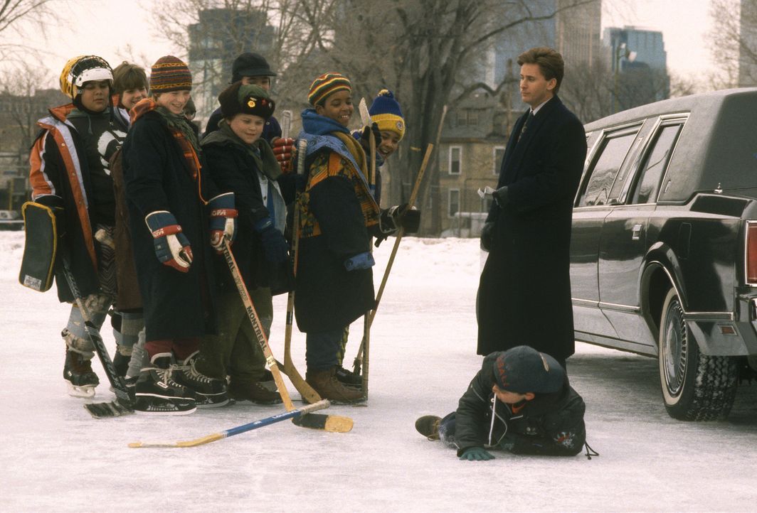 Wegen Trunkenheit am Steuer wird der Anwalt Gordon Bombay (Emilio Estevez, r.) zum sozialen Dienst verdonnert. Als ehemaliger Eishockeyspieler soll...