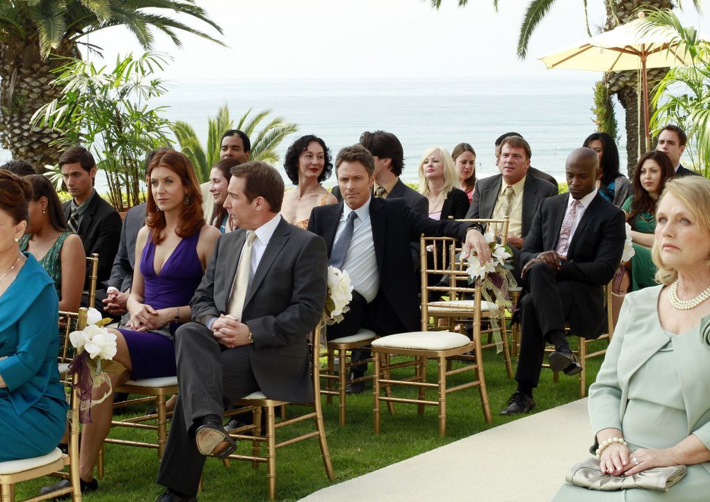 Warten auf das Brautpaar: Addison (Kate Walsh, 4.v.l.), Sheldon (Brian Benben, 5.v.l.), Pete (Tim Daly, 7.v.l.), Sam (Taye Diggs, 5.v.r.) und Charlo... - Bildquelle: ABC Studios