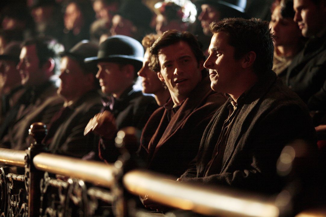 Die Zauberer Robert Angier (Hugh Jackman, 2.v.r.) und Alfred Borden (Christian Bale, r.) befinden sich zunächst in einem freundschaftlicher Wettstre... - Bildquelle: Warner Television