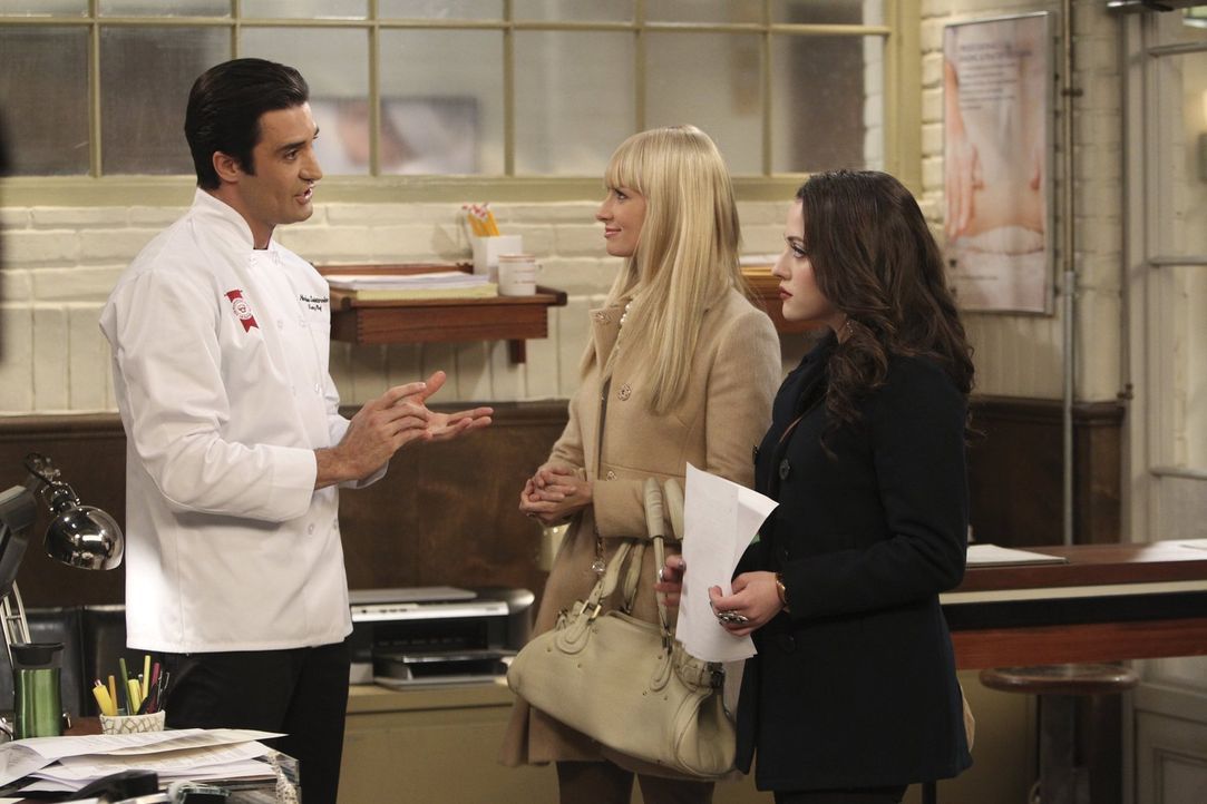 Max (Kat Dennings, r.) beschließt, sich bei der Manhattan School of Pastry zu bewerben. Selbstbewusst wird sie von Caroline (Beth Behrs, M.) begleit... - Bildquelle: Warner Brothers