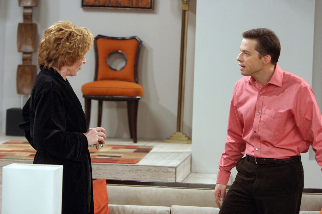 Evelyn (Holland Taylor, l.) bittet Alan (Jon Cryer, r.) und Charlie eine große Party für sie zu veranstalten ... - Bildquelle: Warner Bros. Television