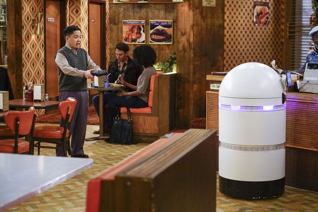 Han (Matthew Moy, l.) besorgt sich ein neues Spielzeug für das Diner, doch der Roboter scheint seinen eigenen Kopf zu haben ... - Bildquelle: Warner Bros. Television