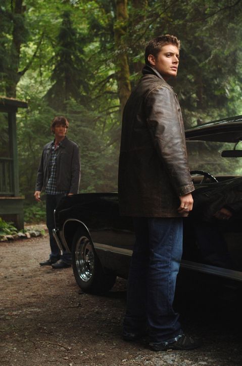 Nachdem ein junges Mädchen spurlos in einem See verschwunden ist, werden Sam (Jared Padalecki, l.) und Dean (Jensen Ackles, r.) neugierig und mache... - Bildquelle: Warner Bros. Television