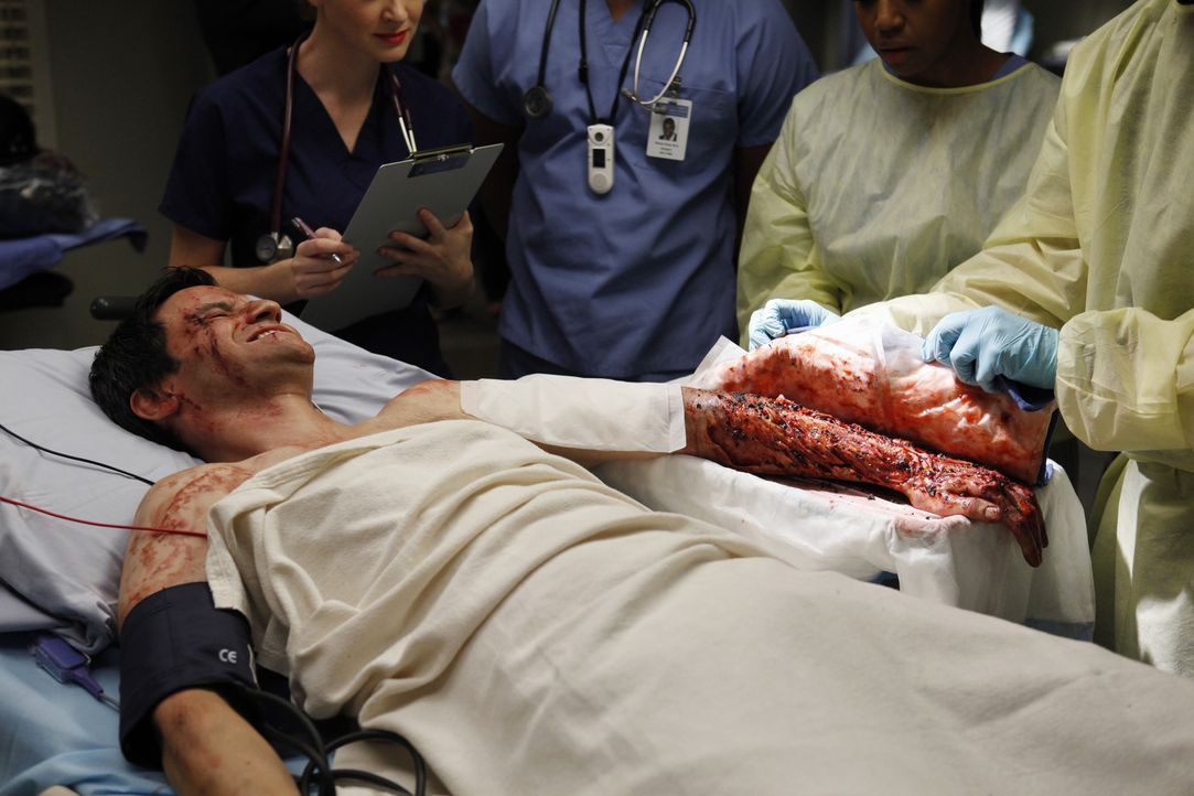 Nach einem schrecklichen Unfall von einer Horde Biker, wird Stuart Loeb (Richard Kahan) mit einer schweren Armverletzung ins Krankenhaus eingeliefer... - Bildquelle: ABC Studios