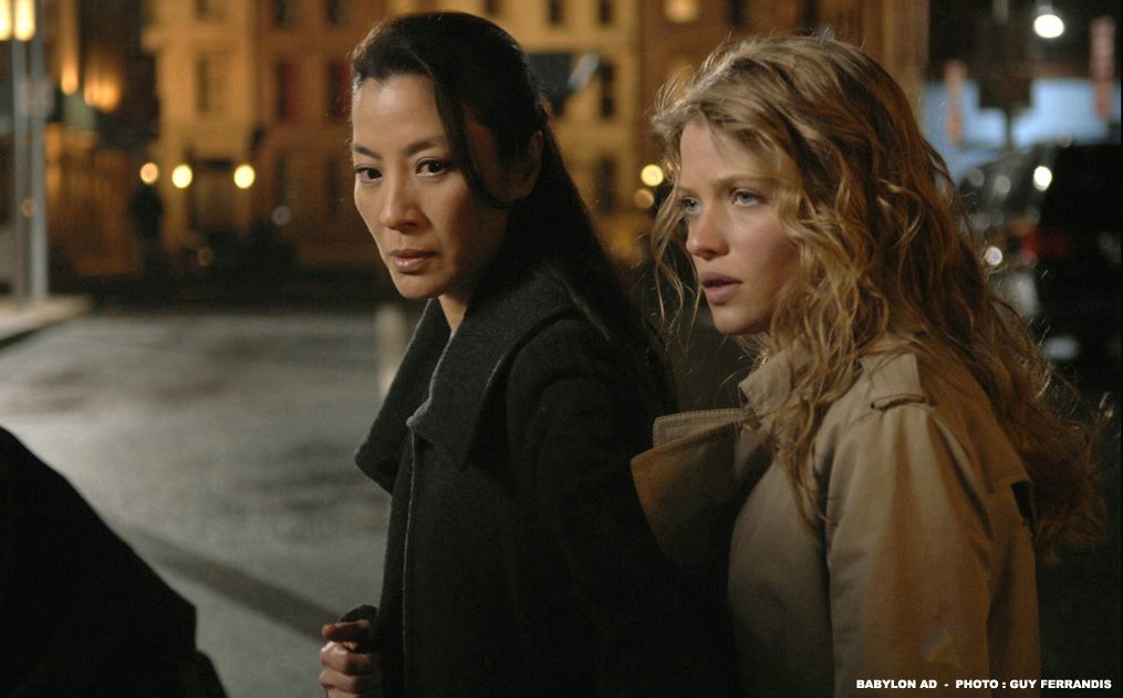 Die resolute Nonne Schwester Rebecca (Michelle Yeoh, l.), die ihren Zögling Aurora (Mélanie Thierry, r.) nach New York begleitet, entpuppt sich als... - Bildquelle: 2008 BABYLON A.D SAS / BABYLON FILMS LIMITED / STUDIOCANAL / M6 FILMS