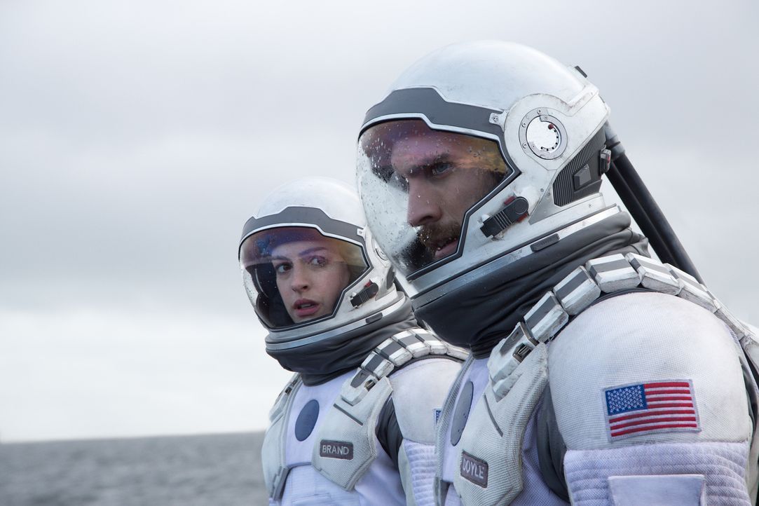 Mit Hilfe von Wurmlöchern begeben sich NASA-Pilot Cooper (Matthew McConaughey, r.), Professor Brands Tochter Amelia (Anne Hathaway, l.) und eine Gru... - Bildquelle: 2014 Warner Bros.