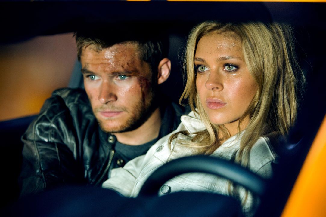 Vor kurzem war Tessa Yaegers (Nicola Peltz, r.) einzige Sorge, dass ihr Vater ihre Beziehung mit Shane (Jack Reynor, l.) toleriert. Nun liegt das Sc... - Bildquelle: (2016) Paramount Pictures. All Rights Reserved. TRANSFORMERS, its logo and all related characters are trademarks of Hasbro and are used with permiss