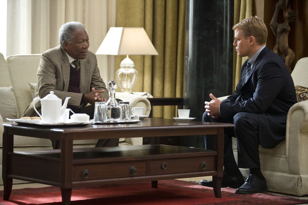 Obwohl Rugby als "Sport der Weißen? gilt, will Präsident Nelson Mandela (Morgan Freeman, l.) die 1995 im eigenen Land stattfindende Rugby-Weltmeiste... - Bildquelle: Warner Bros.