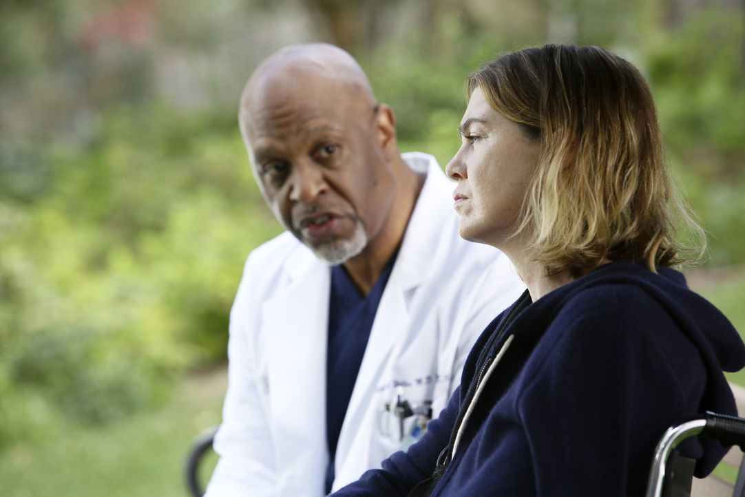 Plötzlich wird Meredith (Ellen Pompeo, r.) brutal von einem Patienten angegriffen. Ihr Kollegen und Webber (James Pickens Jr., l.) machen sich große... - Bildquelle: Nicole Wilder ABC Studios