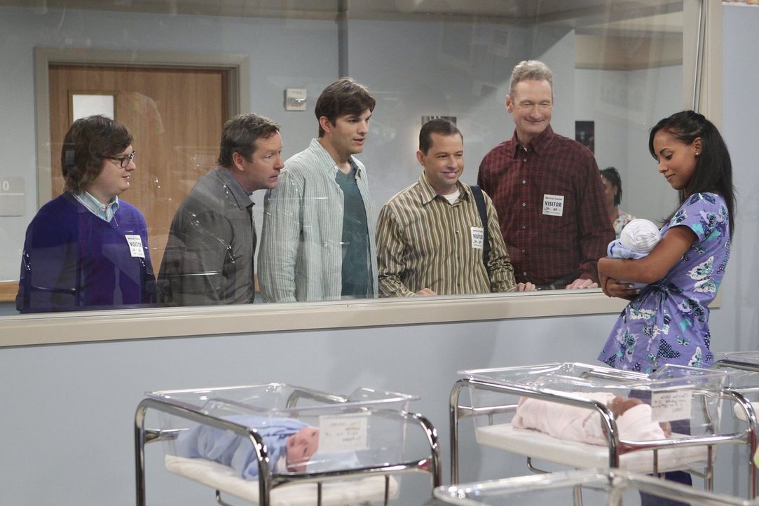 Ihr Traum scheint in Erfüllung zu gehen. Kathy hat ihr Baby zur Welt gebracht und möchte es Walden (Ashton Kutcher, 3.v.l.) und Alan (Jon Cryer, 3.v... - Bildquelle: Warner Brothers Entertainment Inc.
