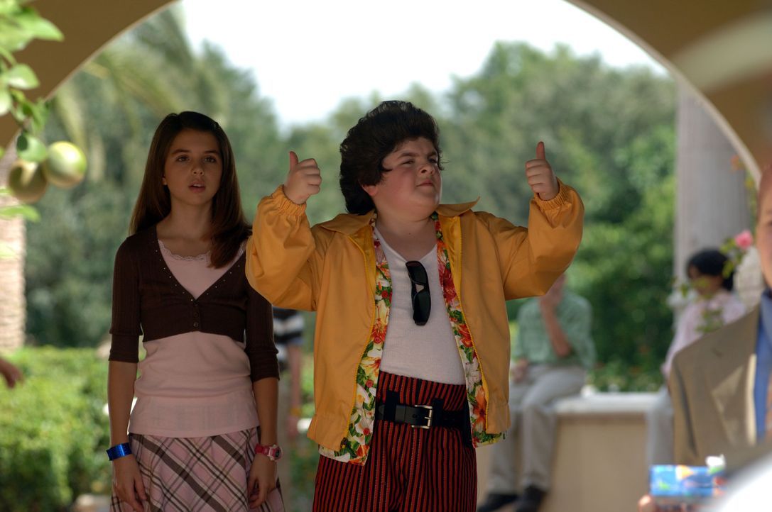 Laura (Emma Lockhart, l.) und Ace Ventura Jr. (Josh Flitter, r.) machen sich auf, einen Babypandabären zu retten ...