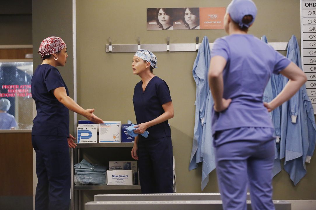 Während Maggie versucht, einer Patientin das Leben zu retten, geraten Meredith (Ellen Pompeo, M.), Callie (Sara Ramirez, l.) und Penny (Samantha Slo... - Bildquelle: Vivian Zink ABC Studios