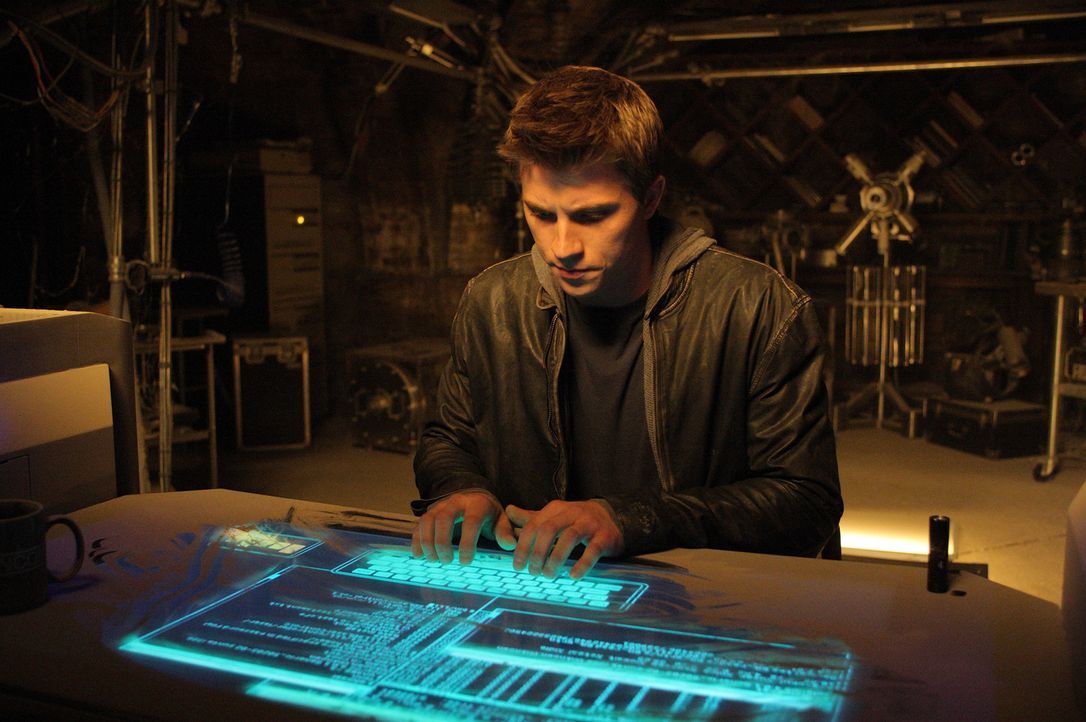 Als Sam Flynn (Garrett Hedlund) nichts ahnend in das alte, versteckte Büro seines Vaters kommt, stößt er auf eine Technik, die seine Zukunft verände... - Bildquelle: Disney Enterprises, Inc.  All rights reserved