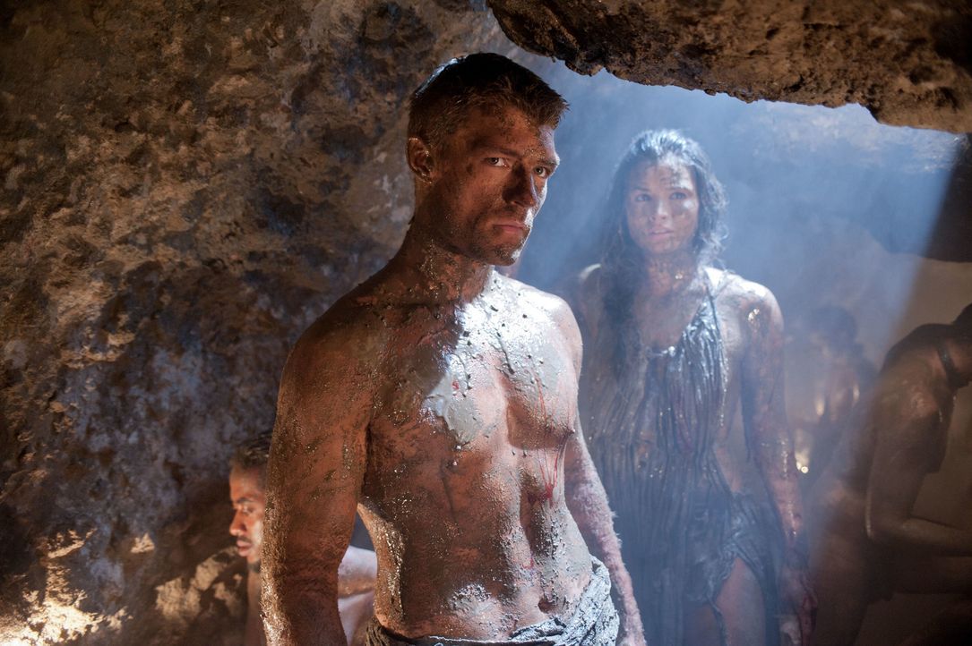 Spartacus (Liam McIntyre, l.) dringt mit mehreren Gefährten in die Minen von Lucania ein, um Naevia zu finden. Mira (Katrina Law, r.) kann den Vorar... - Bildquelle: 2011 Starz Entertainment, LLC. All rights reserved.