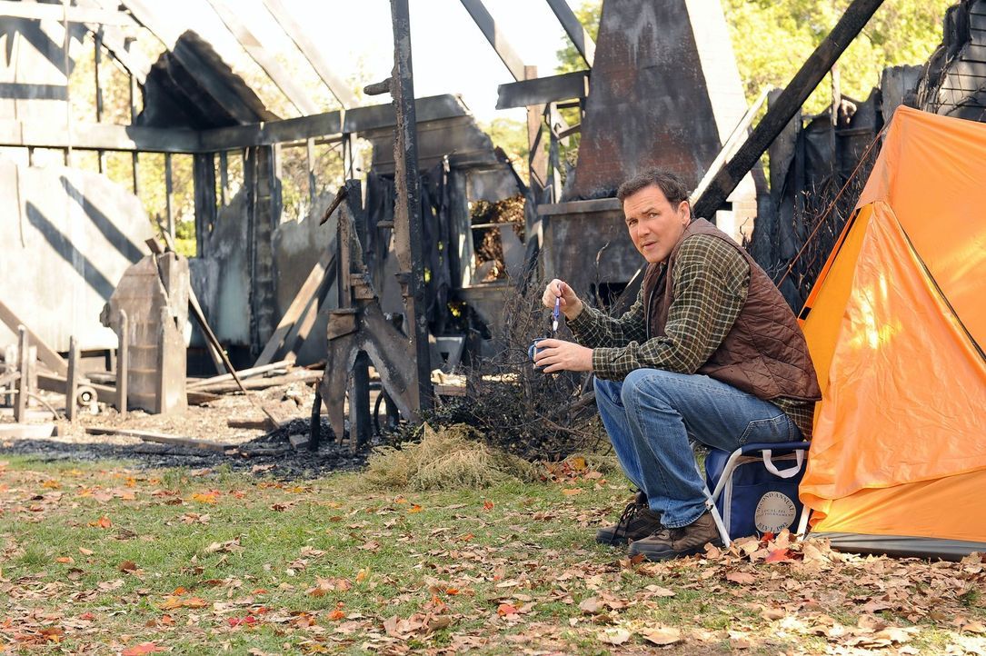 Nachdem er sein Haus niedergebrannt hat, lebt Mikes Bruder Rusty (Norm Macdonald) in einem Zelt in seinem Garten. Er hat jedoch niemanden davon erzä... - Bildquelle: Warner Brothers