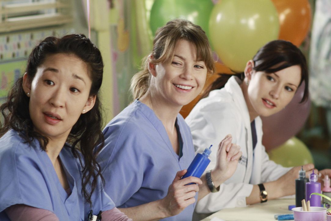 Die Baby-Party für Callie ist im vollen Gange: Cristina (Sandra Oh, l.), Meredith (Ellen Pompeo, M.) und Lexie (Chyler Leigh, r.) ... - Bildquelle: ABC Studios