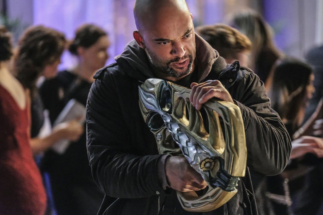 Die neue Gang, die mit tödlichen Alien-Waffen ausgestattet ist, geht absolut skrupellos vor. Ihr Ziel: Supergirl endlich aus dem Weg schaffen ... - Bildquelle: 2016 Warner Bros. Entertainment, Inc.
