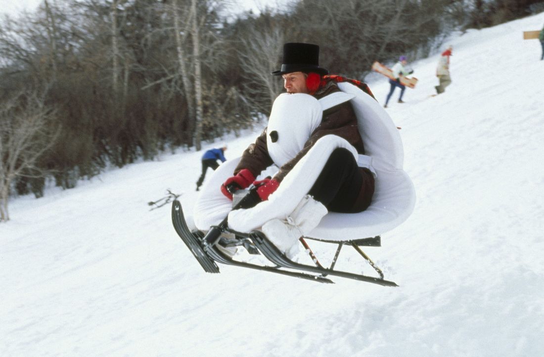 Auch TV-Wettermann Tom Brandston (Chevy Chase) hat großen Spaß im Schnee ... - Bildquelle: Paramount Pictures