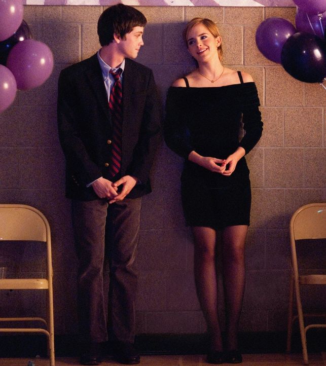 Als der einsame Charlie (Logan Lerman, l.) Sam (Emma Watson, r.) und ihren Bruder Patrick kennen lernt, findet er Anschluss an eine Außenseitercliqu... - Bildquelle: John Bramley 2011 Summit Entertainment, LLC.  All rights reserved.
