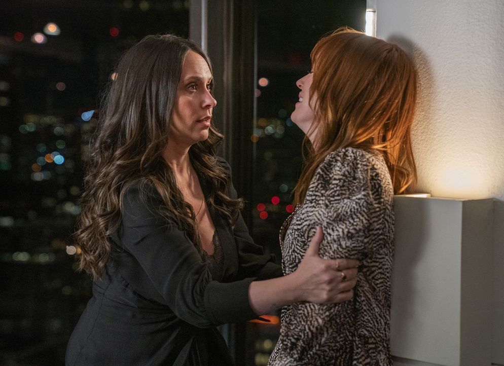 Maddie Kendall (Jennifer Love Hewitt, l.); Wendy (Jess Berry, r.) - Bildquelle: Jack Zeman 2019-2020 Twentieth Century Fox Film Corporation.  All rights reserved. / Jack Zeman