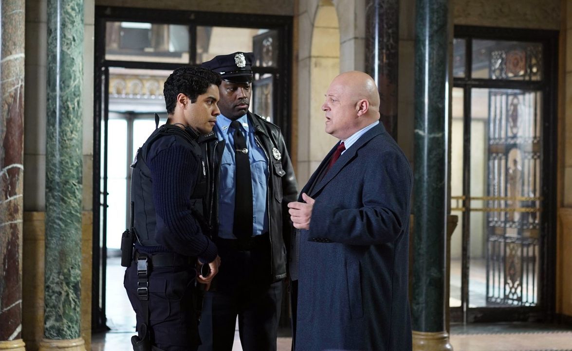Wollen in Gotham für Recht und Ordnung sorgen: Carl Pinkney (Ian Quinlan, l.) und Nathaniel Barnes (Michael Chiklis, r.) ... - Bildquelle: Warner Brothers