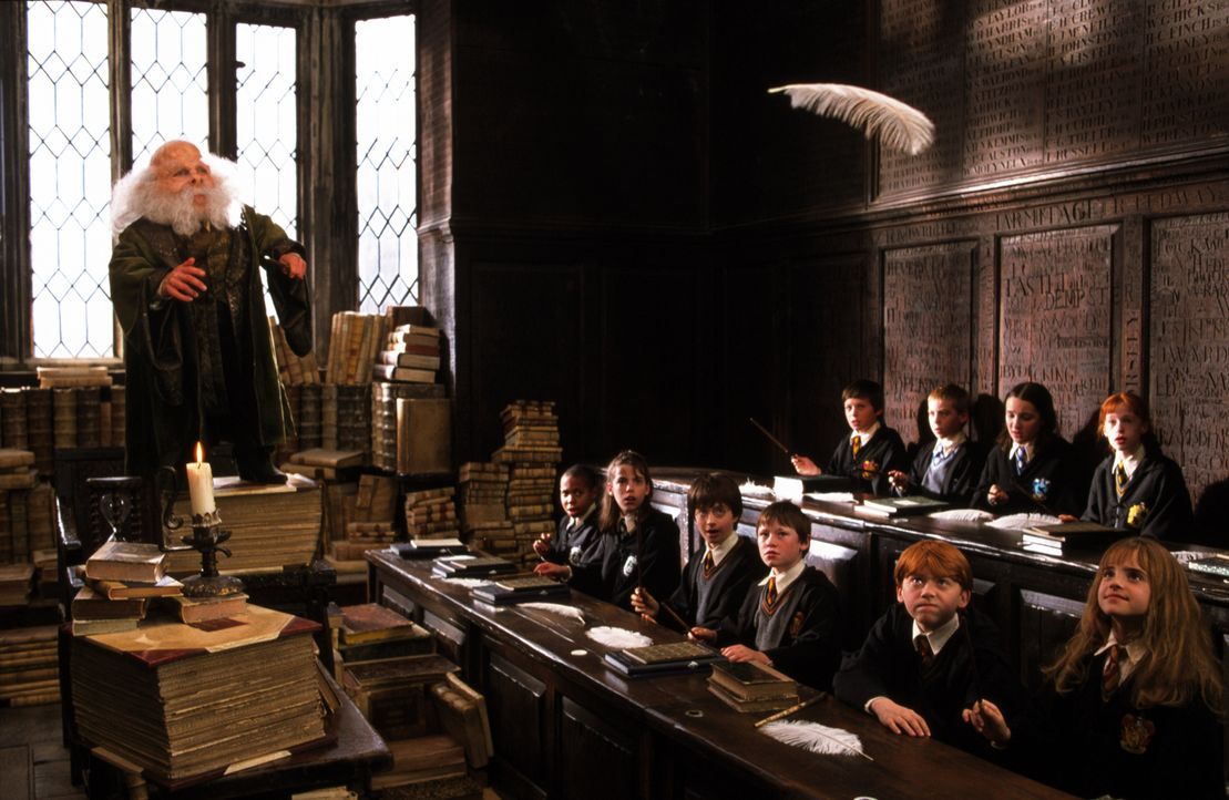 Die neuen Schüler der berühmten Zauberschule Hogwarts erhalten bei Professor Flitwick (Warwick Davis, l.) ihre erste Zauberstunde ... - Bildquelle: Warner Bros. Pictures