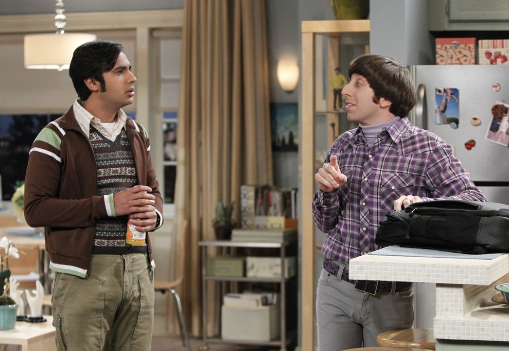 Während es zwischen Sheldon und Leonard zu einem Streit kommt, kümmert sich Raj (Kunal Nayyar, l.) um Mrs. Wolowitz, da Howard (Simon Helberg, r.) n... - Bildquelle: Warner Bros. Television