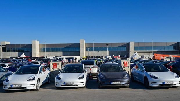 Tesla-Fabrik bei Berlin: US-Konzern liefert erste Autos