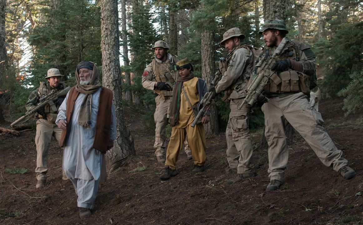 Unglücklicherweise kommt den (v.l.n.r.) Navy Seals Marcus Luttrell (Mark Wahlberg), Mike Murphy (Taylor Kitsch), Matthew Axelson (Ben Foster) und Da... - Bildquelle: Greg Peters Universal Pictures