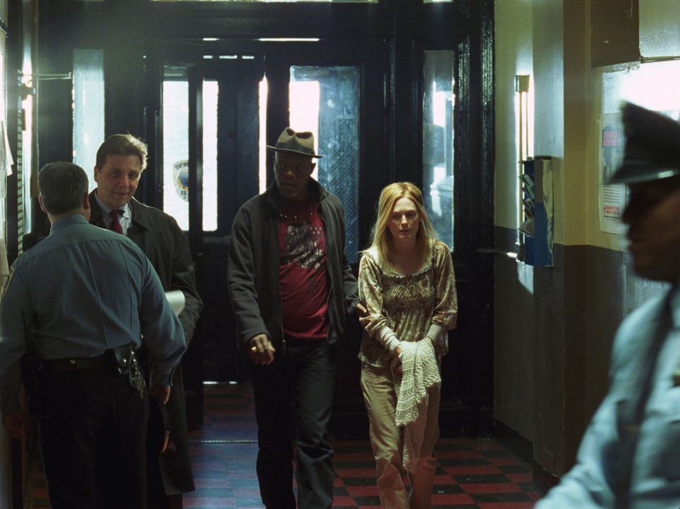 Nur der Cop Lorenzo Council (Samuel L. Jackson, M.) kann der Geschichte der verzweifelten Mutter Brenda Martin (Julianne Moore, r.) keinen Glauben s... - Bildquelle: Sony Pictures Television International. All Rights Reserved.