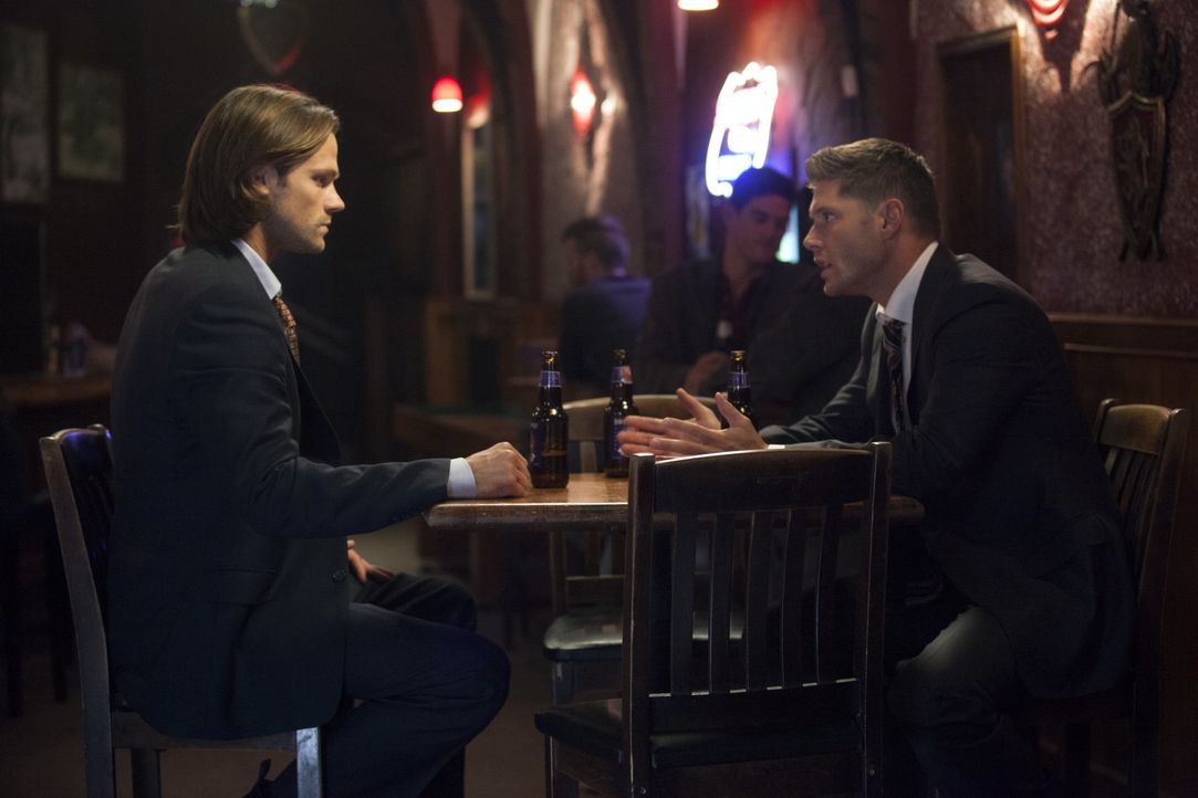 Noch ahnen Sam (Jared Padalecki, l.) und Dean (Jensen Ackles, r.) nicht, dass ein guter Freund bald einen gefährlichen Schritt wagen wird ... - Bildquelle: 2013 Warner Brothers