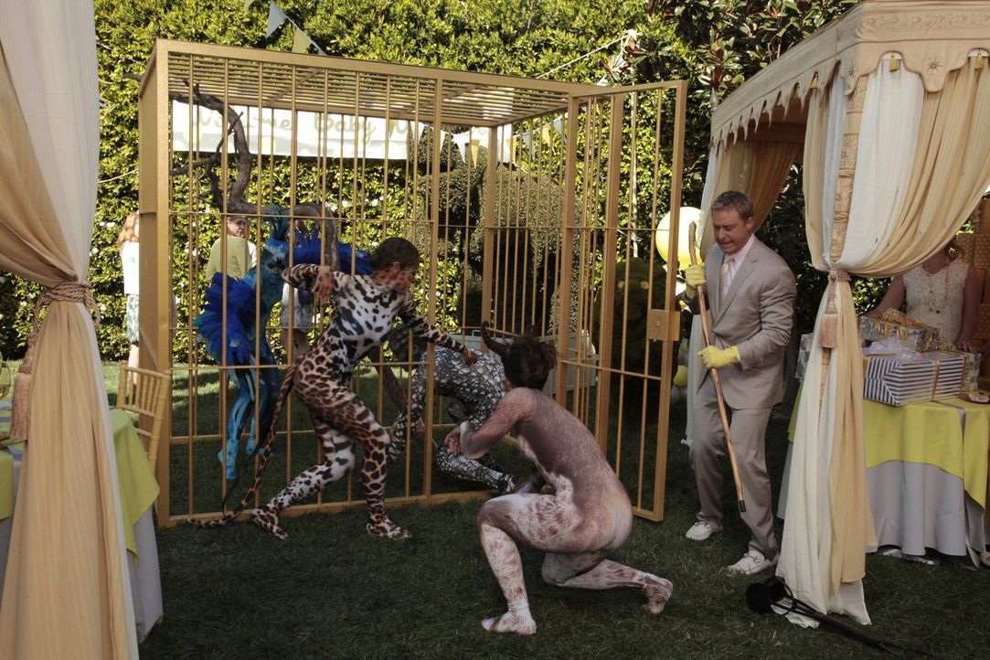 Als Eden auf das besondere Partythema reagiert, hat Noah Werner (Alan Tudyk, r.) alle Hände voll zu tun ... - Bildquelle: Warner Brothers