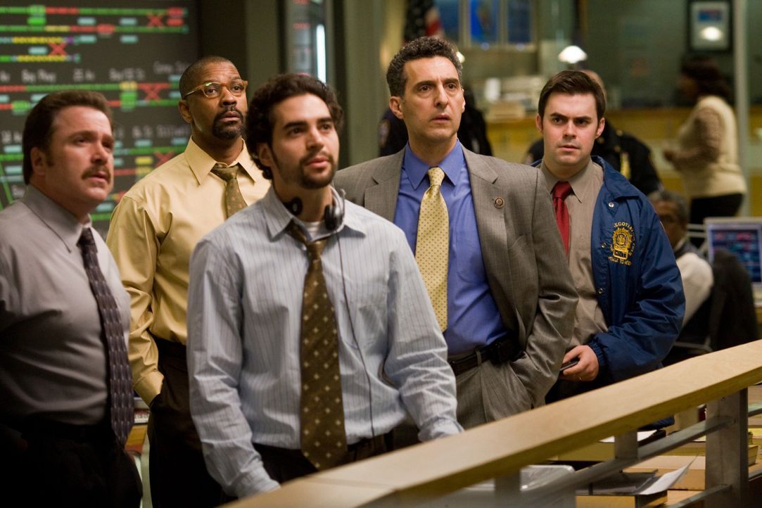 Suchen fieberhaft nach einer Möglichkeit, den Gangster zu stoppen: (v.l.n.r.) Johnson (Michael Rispoli), Walter Garber (Denzel Washington), Delgado... - Bildquelle: 2009 Columbia Pictures Industries, Inc. and Beverly Blvd LLC. All Rights Reserved.