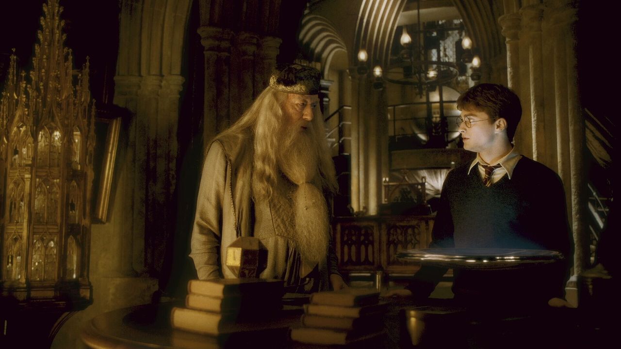 Magier und Schuldirektor Albus Dumbledore (Michael Gambon, l.) vermutet einen weiteren Angriff des dunklen Fürsten. Deshalb weiht er Harry (Daniel... - Bildquelle: Warner Brothers