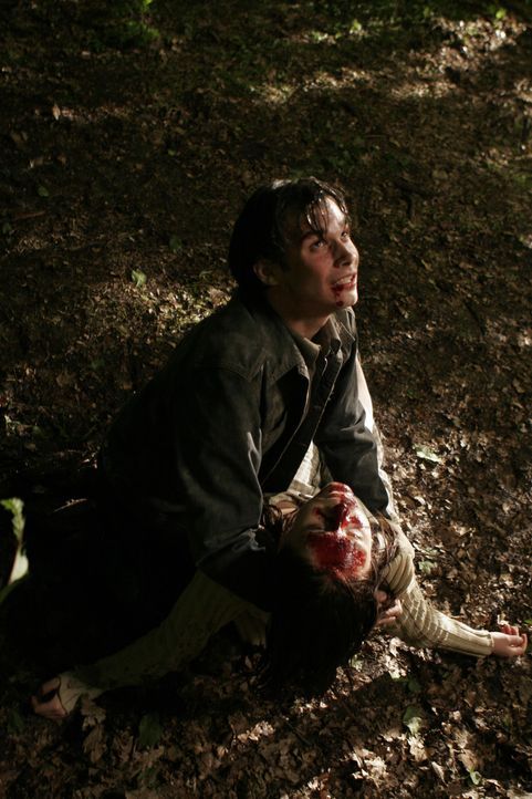 Als Ricky (Bradley Taylor, l.) seine kleine Schwester Sara (Maria Roman, r.) ermordet im Wald vorfindet, dreht er durch und beschwört Pumpkinhead,... - Bildquelle: 2006 Pueblo Film Distribution Limited. All Rights Reserved.