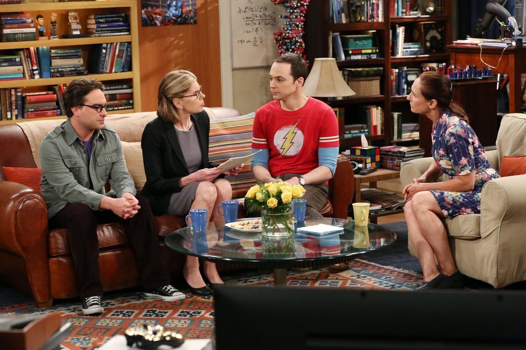 Nur für Sheldon (Jim Parsons, 2.v.r.) ist das Treffen seiner Mutter Mary (Laurie Metcalf, r.) und Leonards (Johnny Galecki, l.) Mutter Beverly (Chri... - Bildquelle: Warner Bros. Television