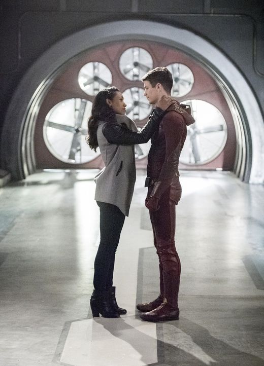 Nur noch 24 Stunden: Barry alias The Flash (Grant Gustin, r.) setzt alles daran, zu verhindern, dass Iris (Candice Patton, l.) wirklich von Savitar... - Bildquelle: 2016 Warner Bros.