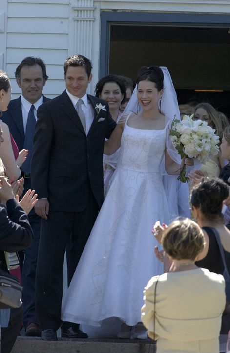 Während die Privatdetektivin Bobbi Bacha (Sela Ward, 2.v.r.) die Hochzeit ihrer Tochter (Janaya Stephens, r.) feiert, dreht ihre Klientin völlig dur... - Bildquelle: 2004 Sony Pictures Television Inc. All Rights Reserved.