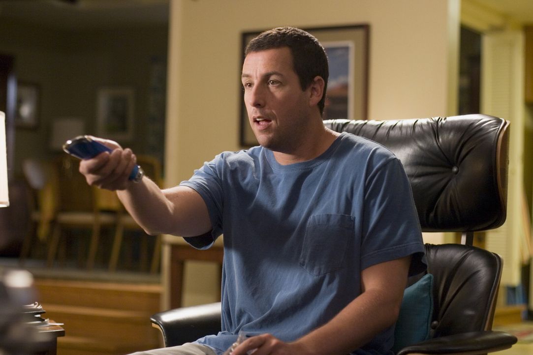 Durch die neue Universalfernbedienung hat der sonst so gestresste Michael (Adam Sandler) endlich mal wieder Zeit, sich in den Sessel zu setzen. - Bildquelle: Sony Pictures Television International. All Rights Reserved.